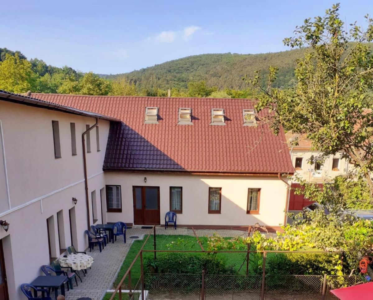 Casa Bunicii Hotel Sasca Montană Exterior photo